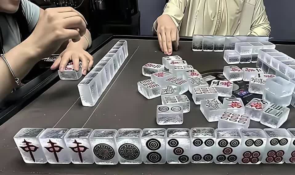 嫂子说这幅麻将买了七千多块，妥妥的高端产品。大家帮忙看看他贵在哪啦？