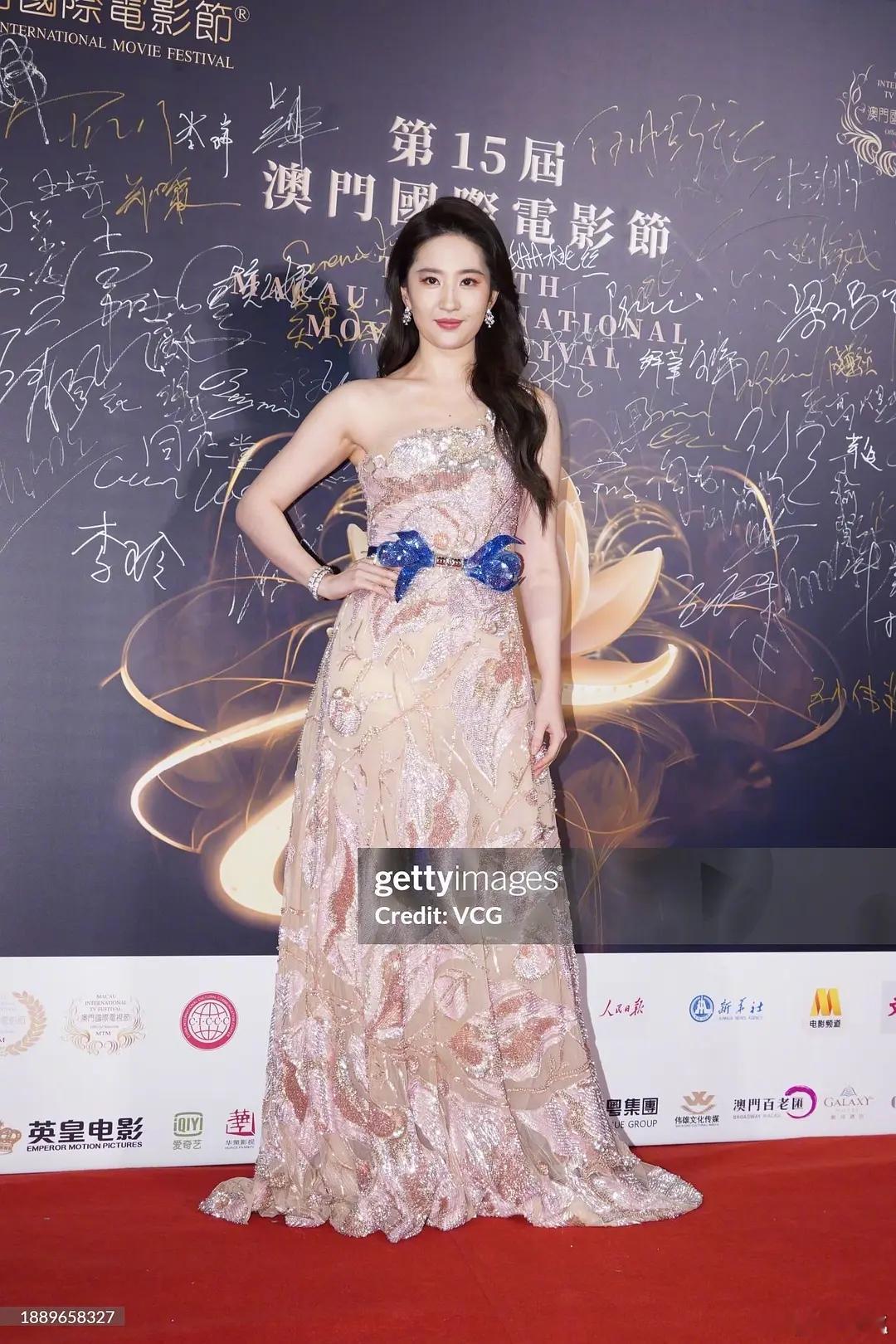 刘亦菲这个状态还有人嘲啊？谁不知道“刘亦菲”已经成为美的一种形容词。