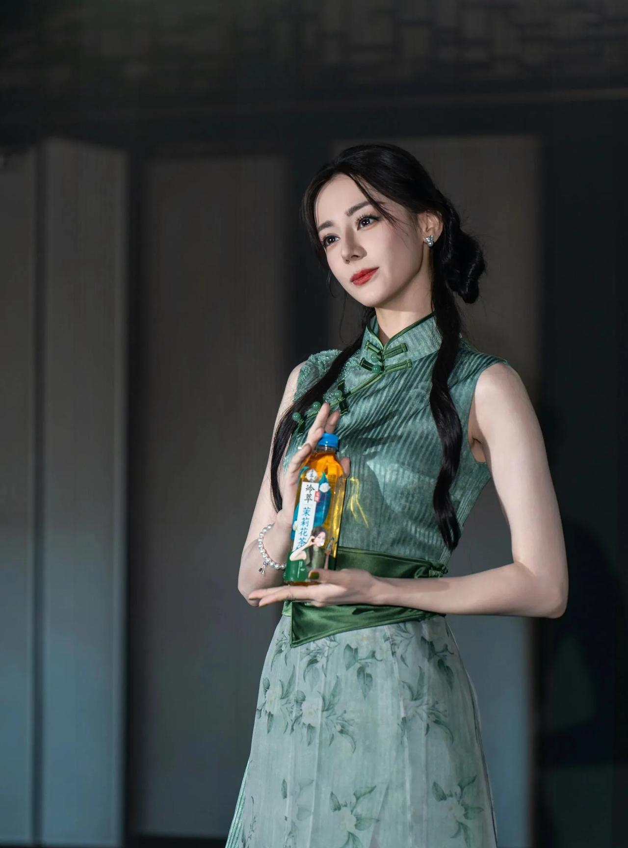 迪丽热巴穿旗袍超美，共追《枭起青壤》