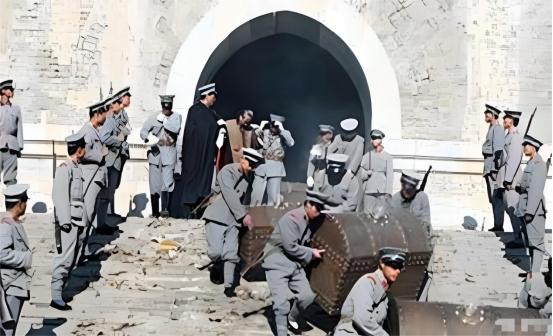 “替父赎罪！”1928年，四十岁还膝下无子的孙殿英，挖了老佛爷墓后，过了两年便生