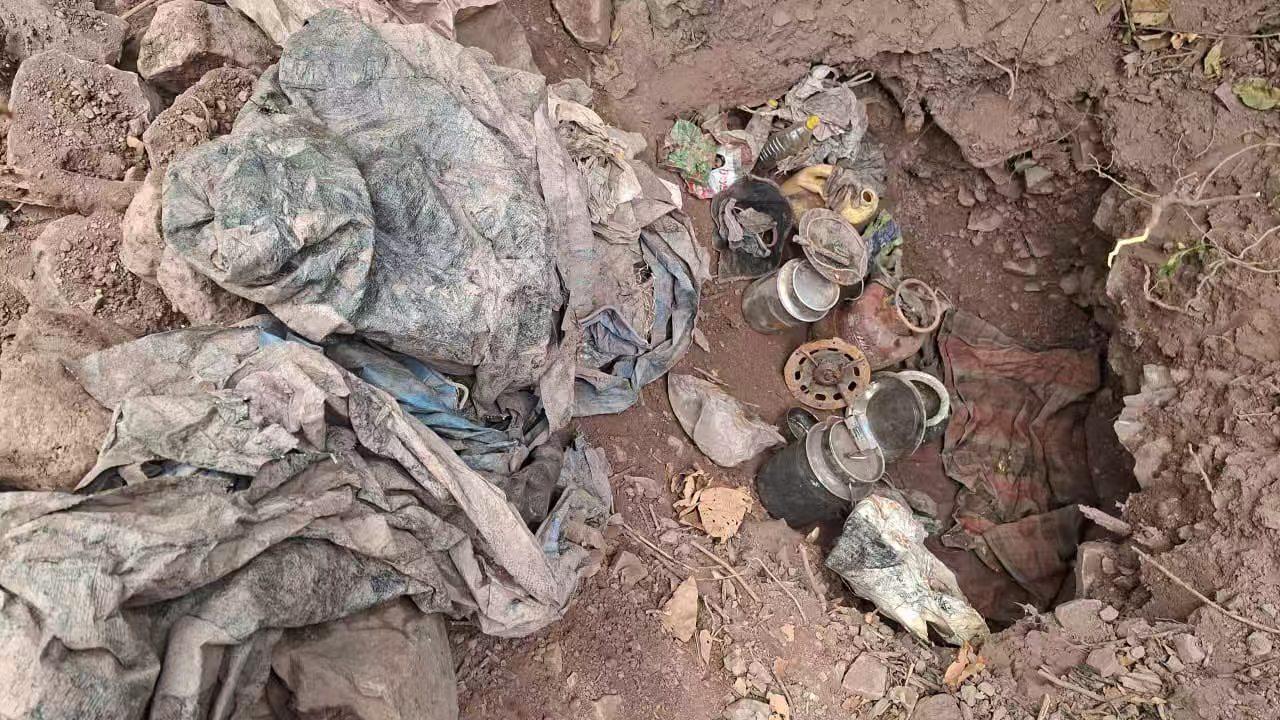 反印度游击队处境艰难，寒冬露宿树林，坚持打游击战，打击印度军队势力。反印游击队员