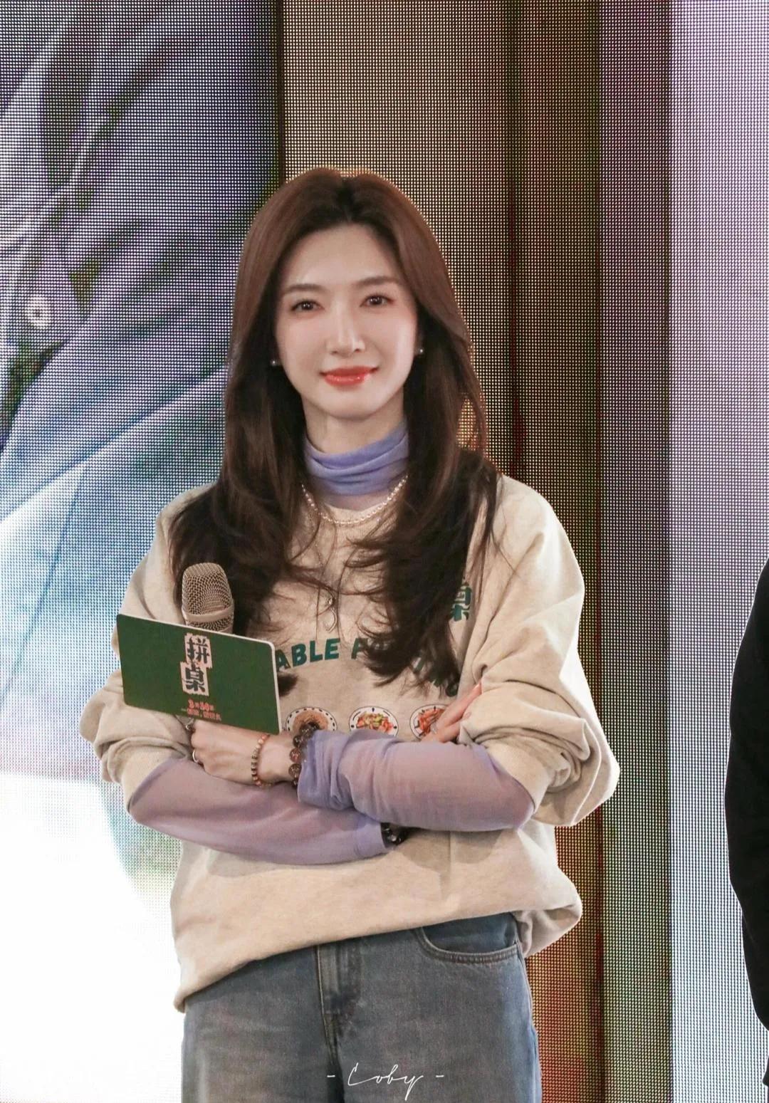 江疏影这组春日穿搭太温柔了！💜浅紫薄纱高领打底叠搭男友风卫衣，软乎乎的燕麦色