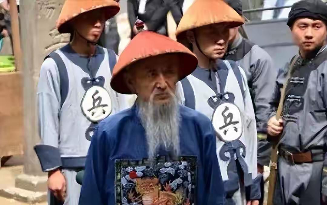 清朝的兵勇卒丁的区别在看清宫剧时，士兵胸前那一个个“兵”、“勇”、“卒”、“