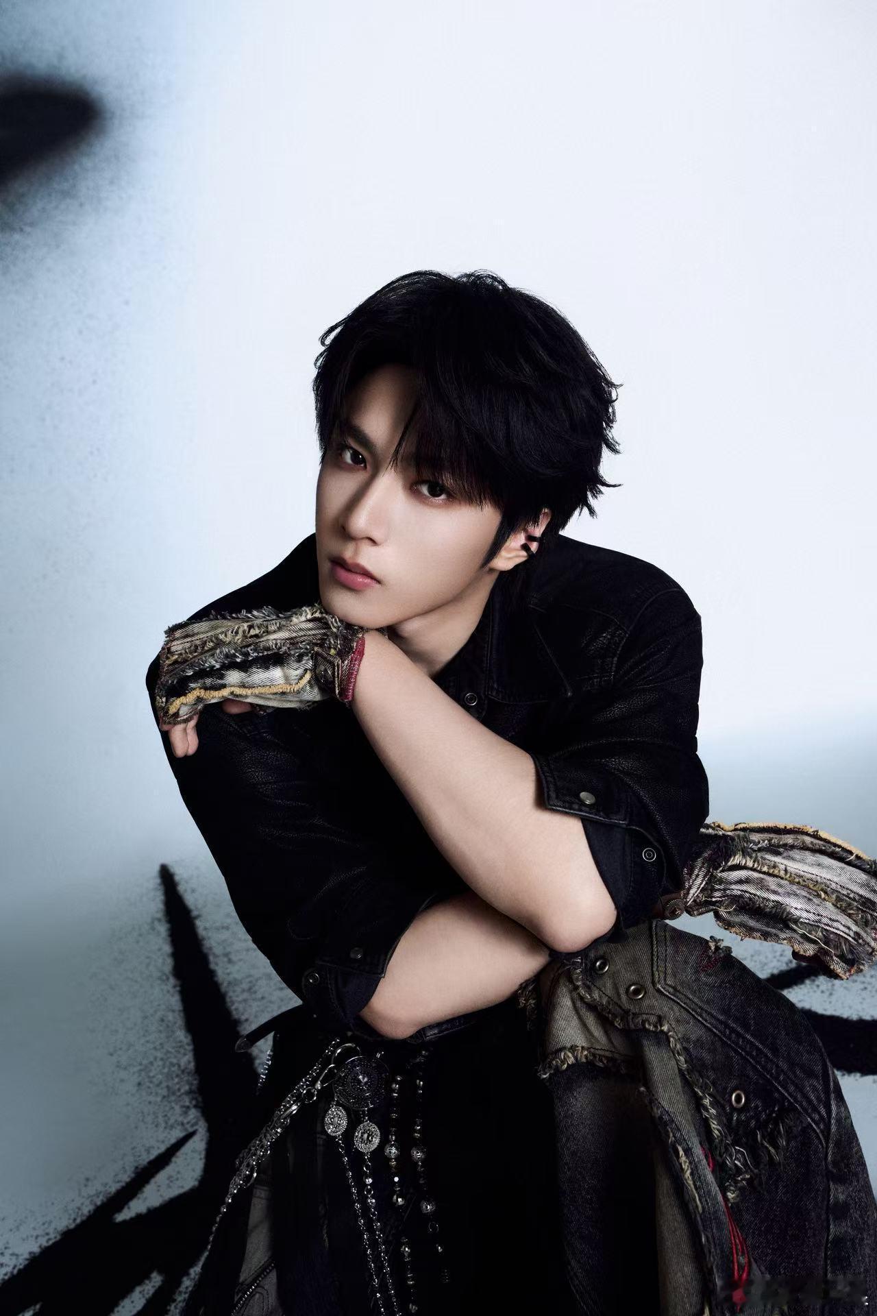 刘耀文从迷雾里刘耀文耳骨夹大片刘耀文耳骨夹大片，