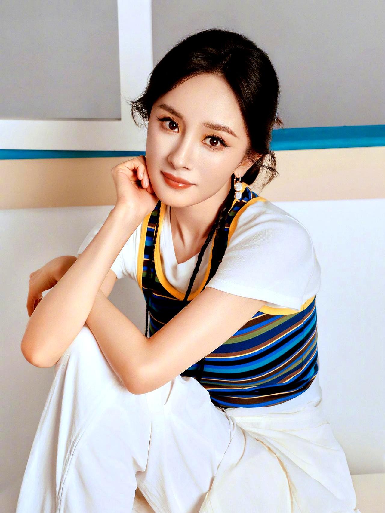 杨幂这组窗边写真真的绝了，这状态谁敢信她还在剧组连轴转？4月18日傍晚，