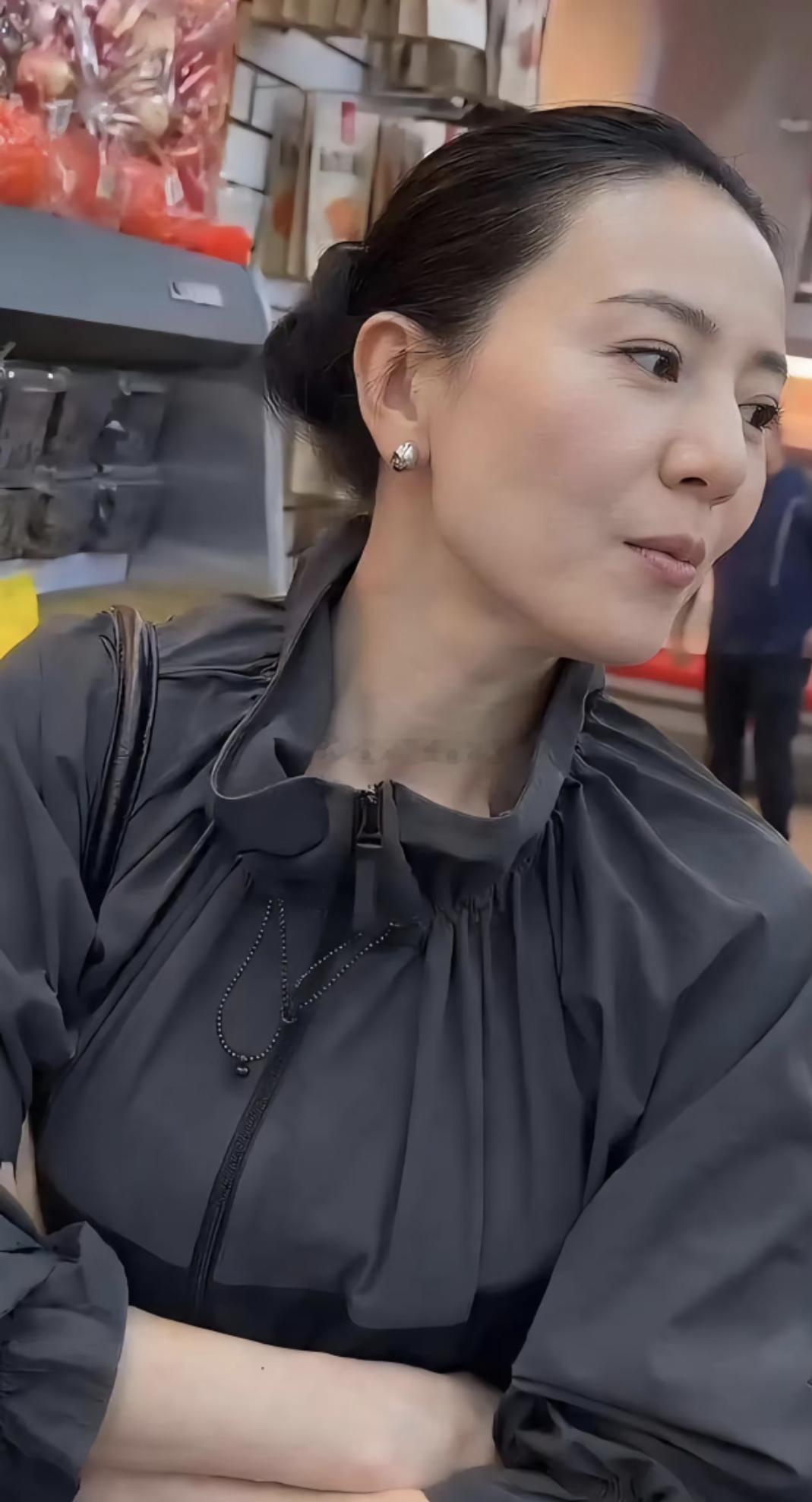 #高圆圆#裸妆现身北京某个超市被网友捉到~刚满47岁，大家觉得这个状态怎么样？有的人说和记忆当中的高