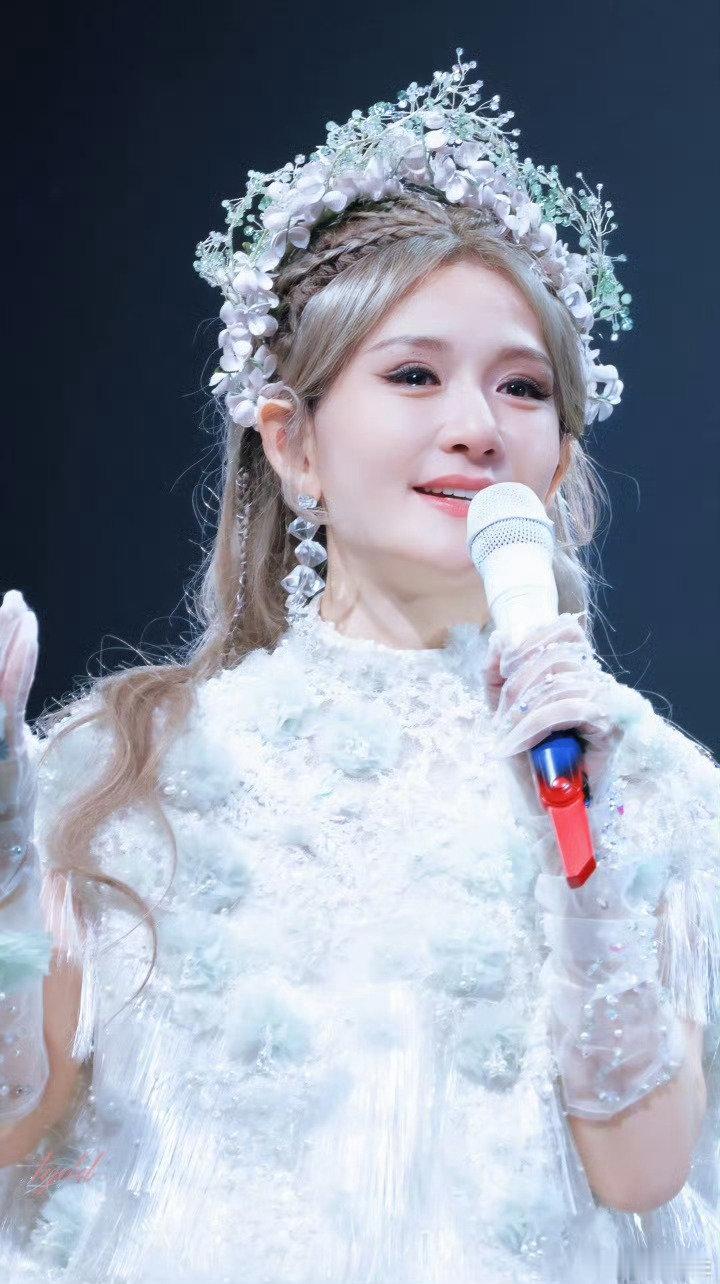 不关张杰的事谢娜开巡演引发热议，张杰莫名被牵扯其中，有人说他没责任，你觉得这锅