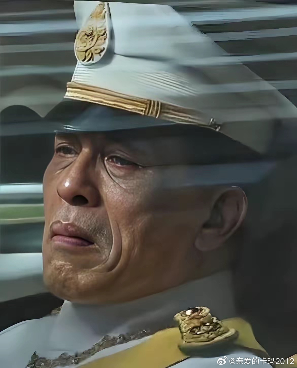 此刻他也只是一位失去女儿的伤心的父亲——