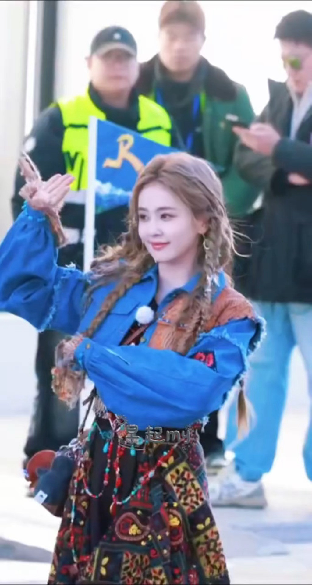 听到“牛奶皮肤白梦妍”喊话转圈跳新疆舞的鹿儿这个萌