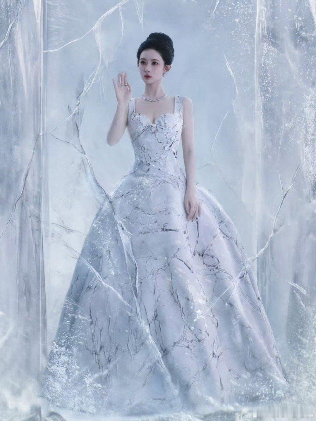 孟子义尖叫之夜红毯生图孟子义最想变成冰淇淋谁懂啊！孟子义红毯造型清冷又耀眼，冰