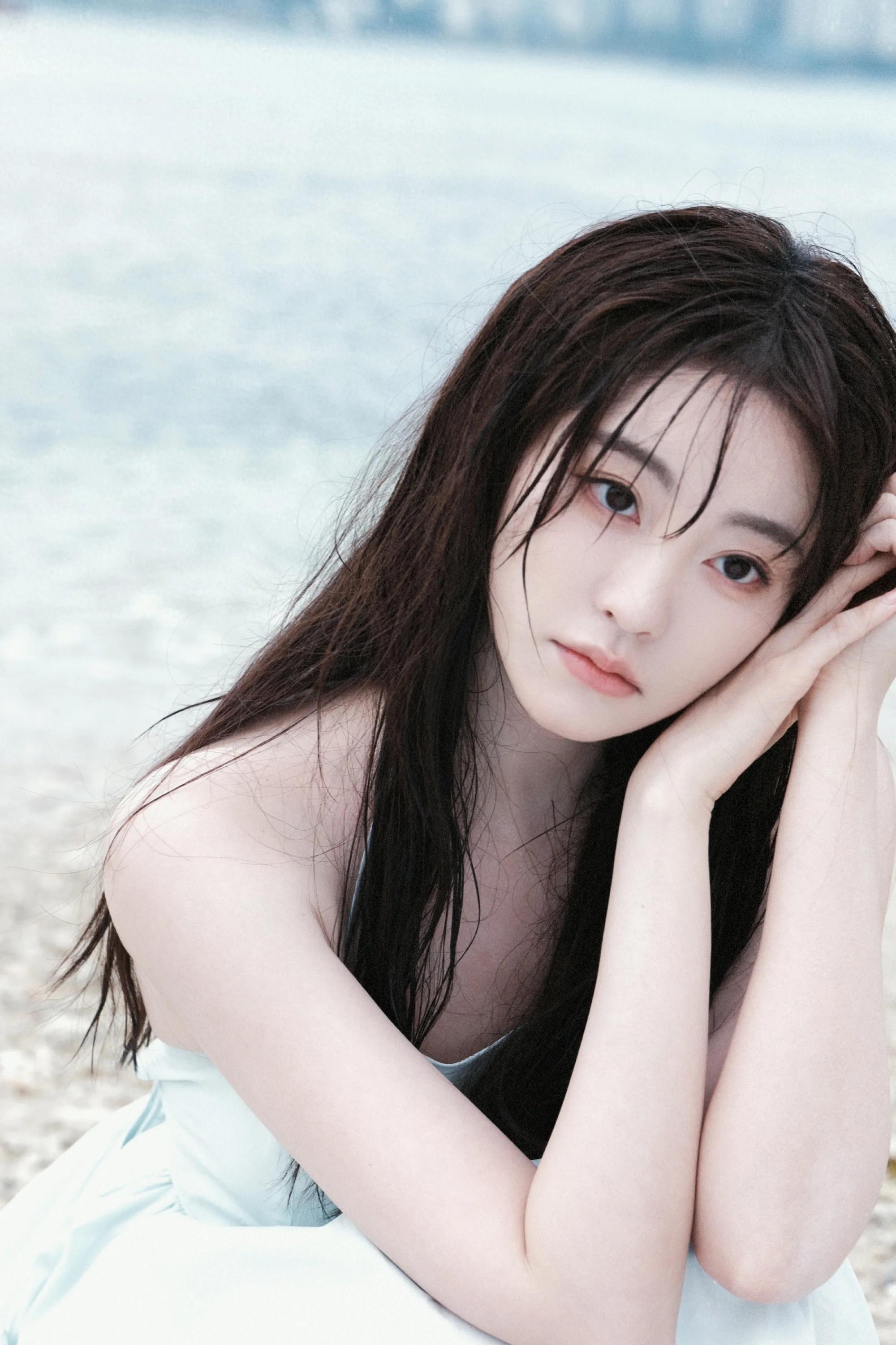 女星祝绪丹海边写真：秀丽姣美的少女