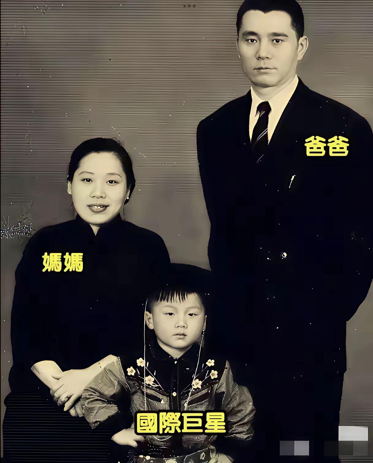 图中的小孩日后成了国际巨星，大家不妨猜猜这小孩是谁？估摸90%的人都猜不出，毕竟