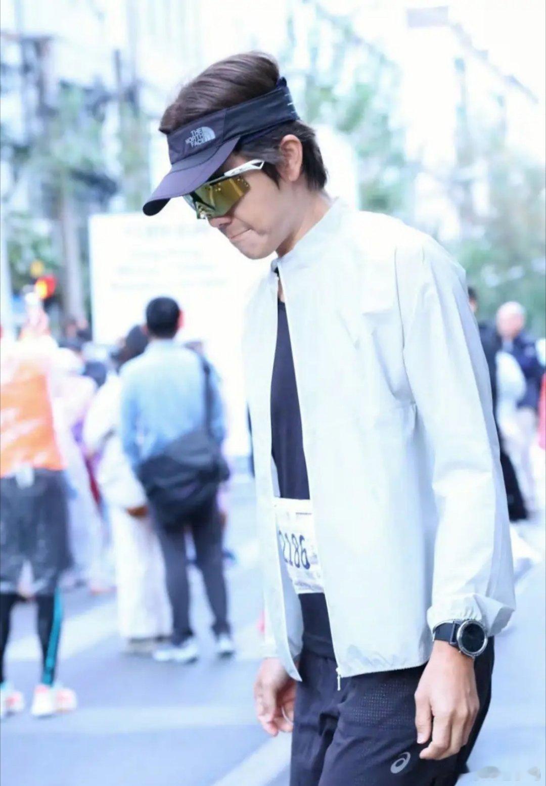 钟汉良现身上海马拉松，腿部肌肉线条分明，状态绝佳。51岁的他依旧帅气有型，尽显硬