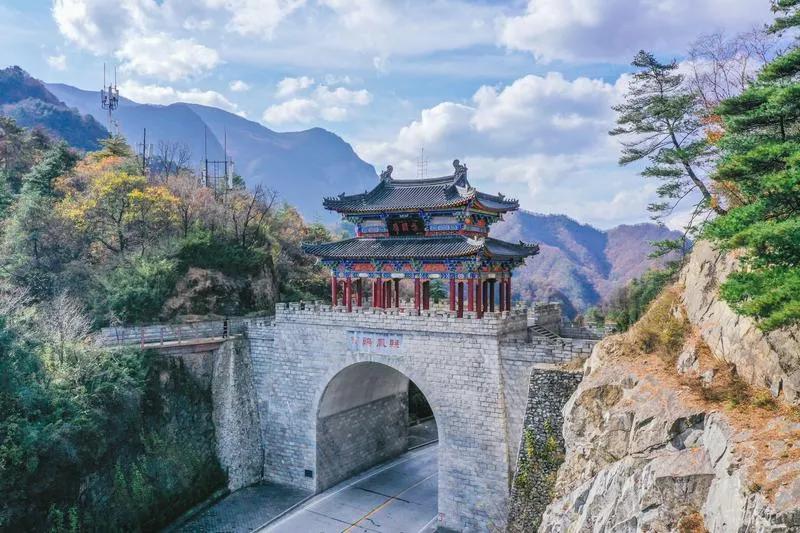 江苏徐州自认为“南秀北雄”，地理上标准的北方，秦岭淮河以北200公里。但行政上