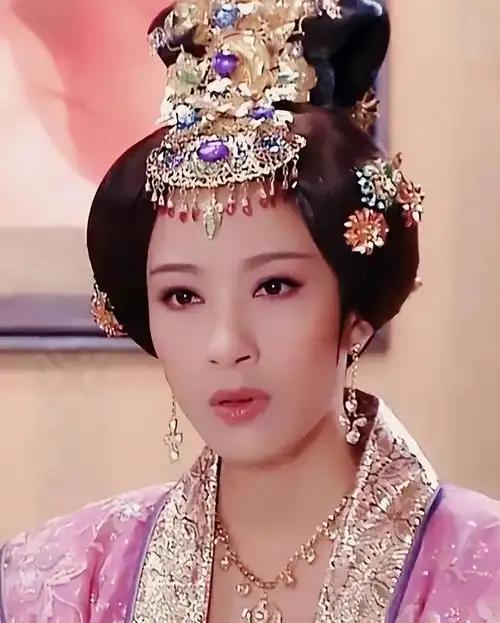 1462年，15岁的太子朱见深宠幸了比他大19岁的乳娘万贞儿，从此一发不可收拾。