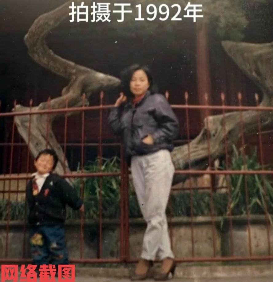 浙江有母子两人站在大树下。此刻她们一起准备拍照留恋，因为在三十三年前，那时母