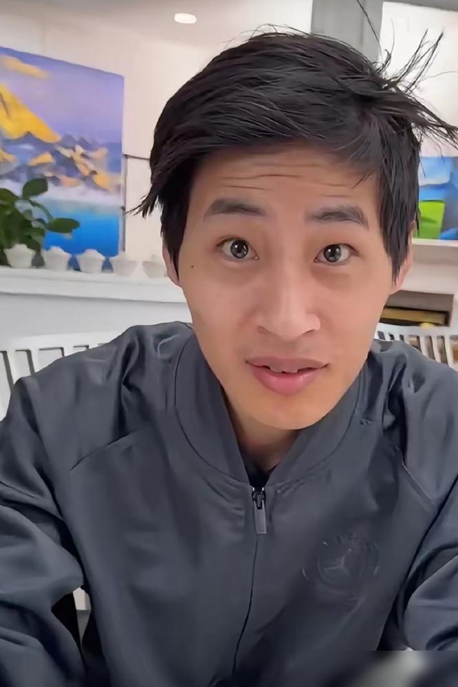 别再催他开专场了。我告诉你，这根本不是什么认祖归宗，这是一场彻头彻尾的“技术性败