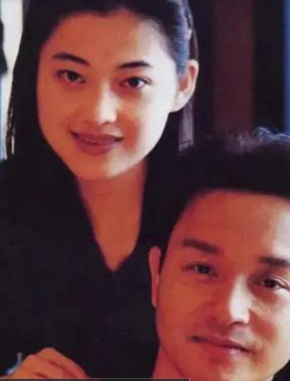 那天晚上，梅婷在酒店房间睡觉，突然接到张国荣的电话：“你来我房间一下，我们再聊聊