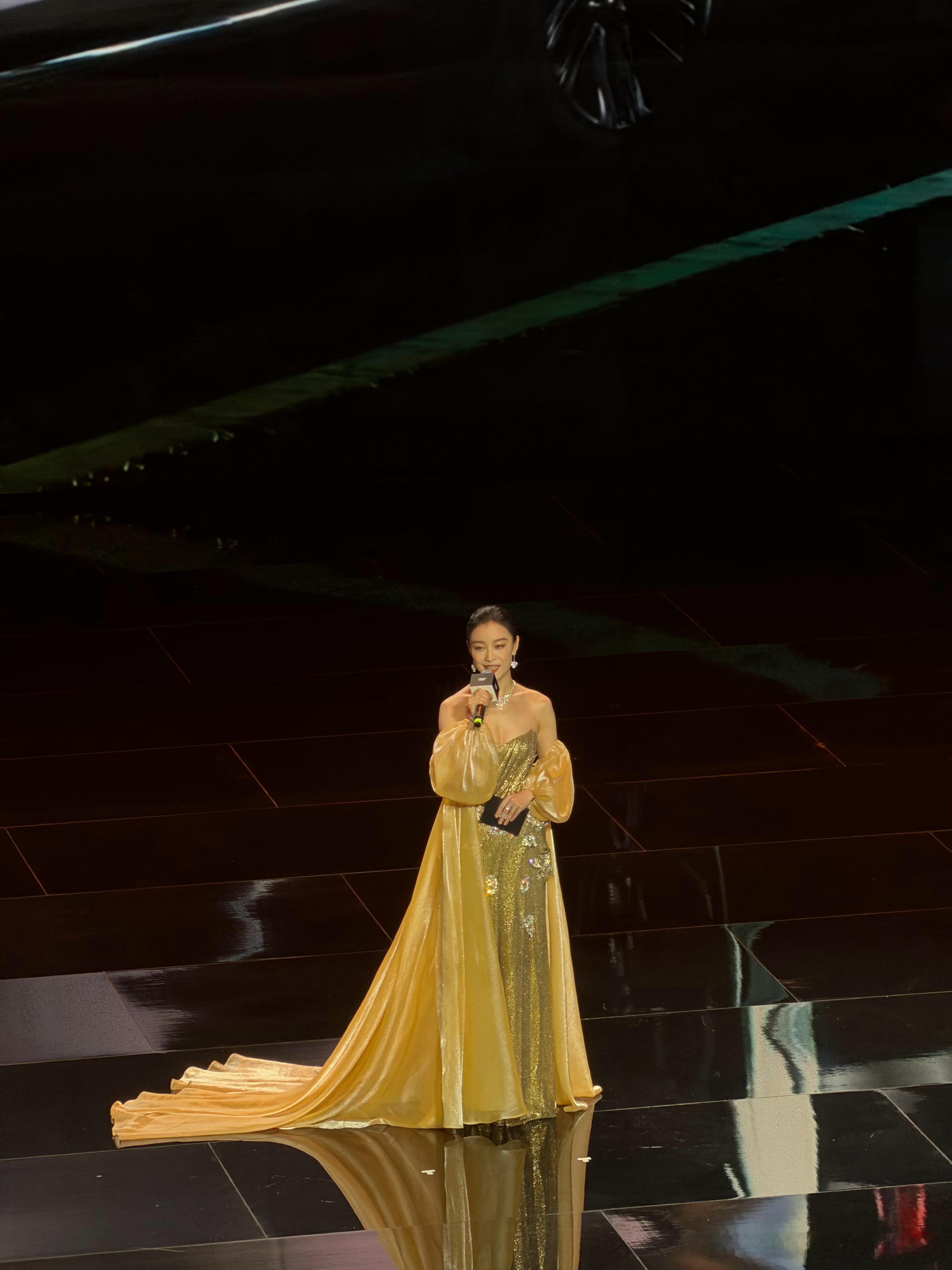 倪妮参加凯迪拉克活动，近距离来两张生图！！倪妮