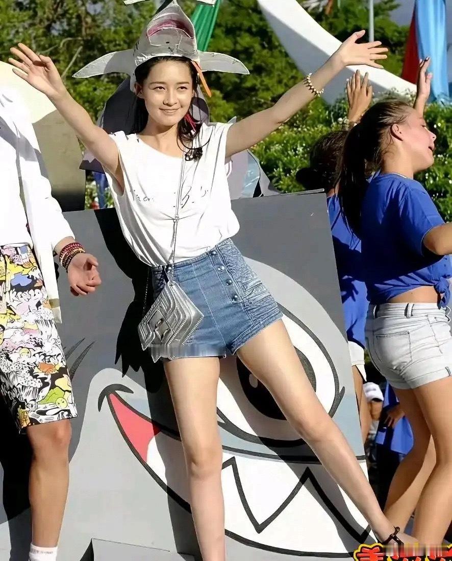 李沁刚入行的早年模样青涩又灵动，真的被原生颜值狠狠惊艳到