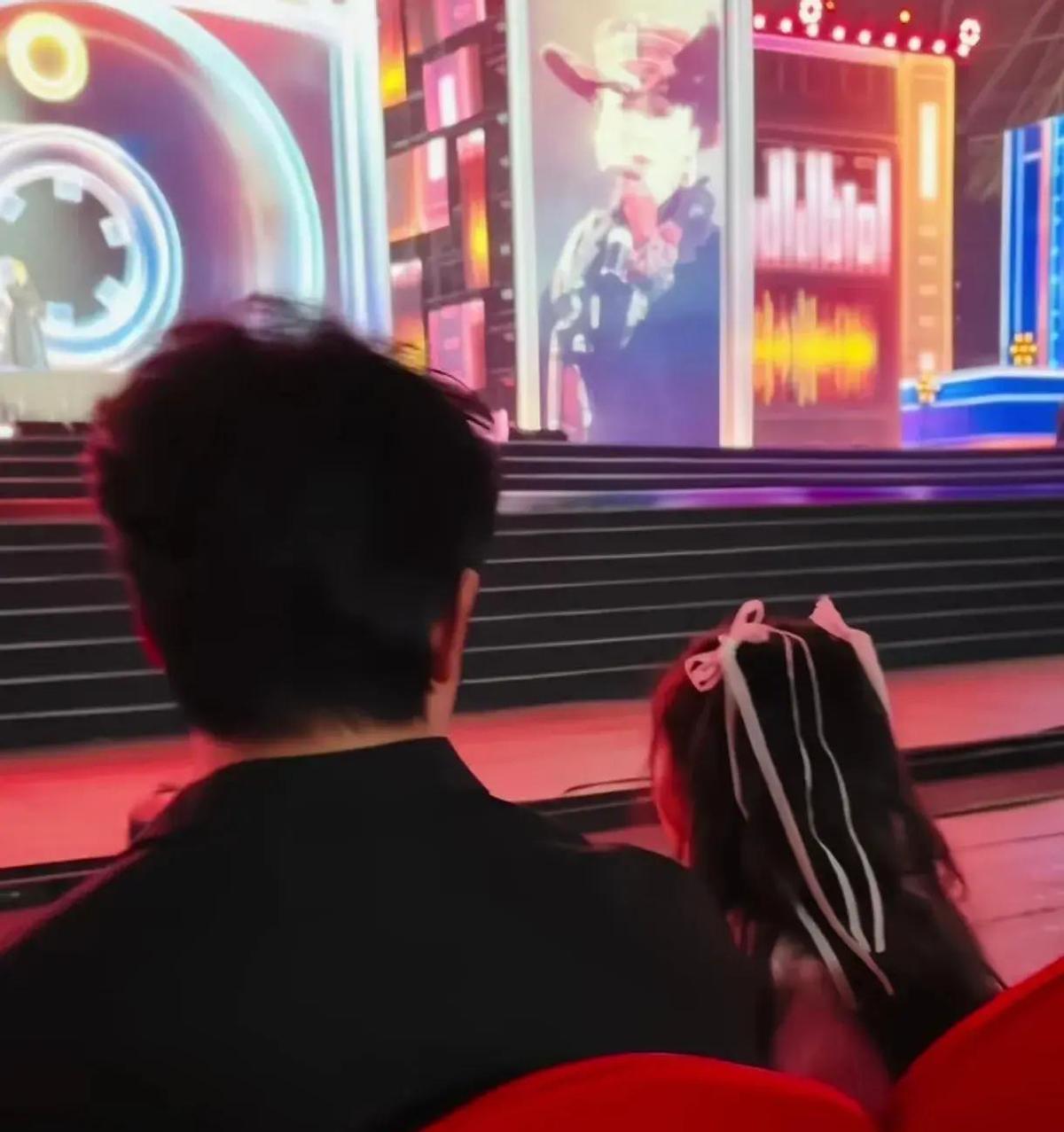 小酒窝七岁，一个人去活动，不哭不闹，自己捡瓶子，还提醒别人小心滑。陈思诚拍她肩