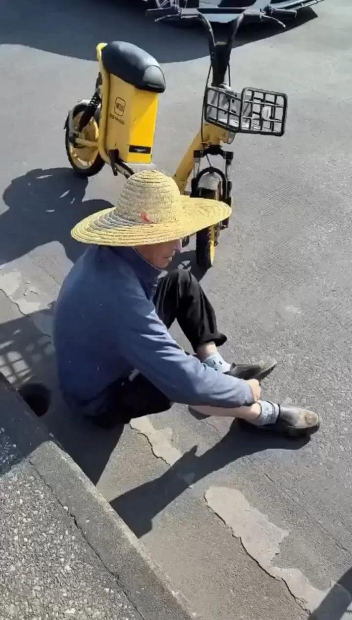 这应该是全国首例被撞拒赔感动司机事件3月11日，山东省临沂市一老人在夜间横穿马