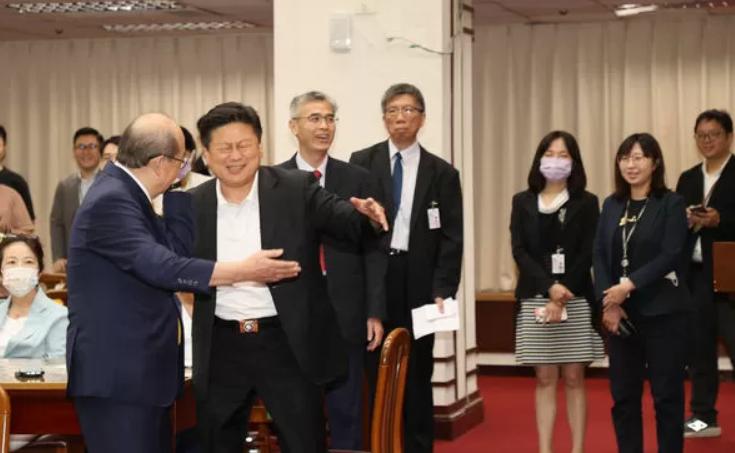 修宪委员会朝野和乐！傅崑萁拱柯建铭当主席　徐巧芯喊：留下来立院今（25日）首次