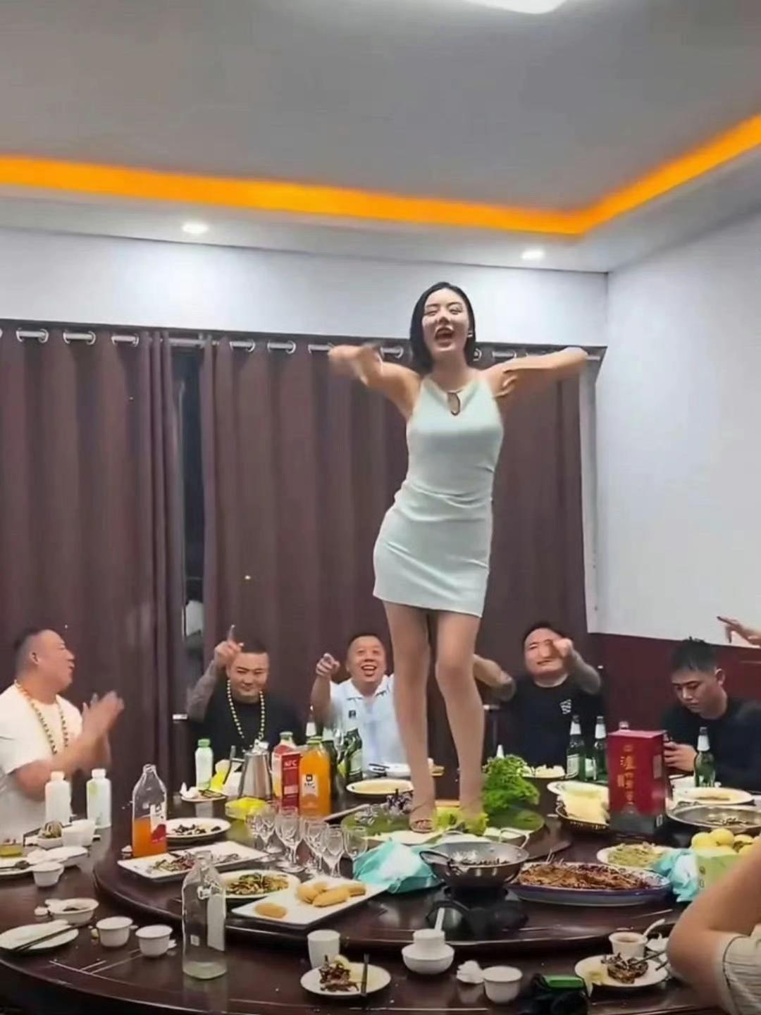 世界之大，无奇不有，你说人家吃饭，你上去站桌子上，你还洋洋得意，这饭咋吃啊，这么