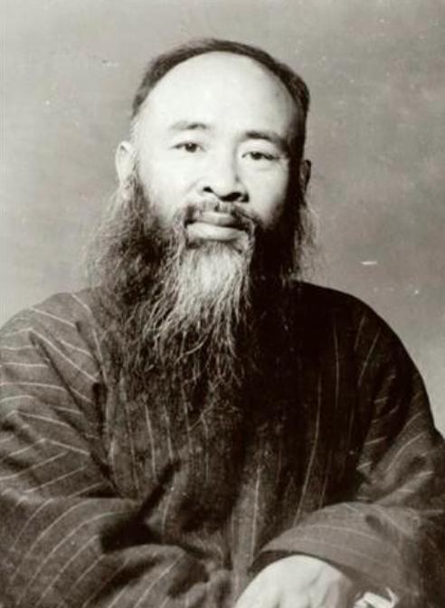 1949年，张大千乘坐飞机前往宝岛定居，结果还没安稳几天，蒋校长便下令戒严，不能