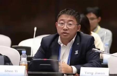 中方曾呼吁谨慎前往日本，然而复旦大学的冯玮却高调推荐中国学生去日本，并把这种与中