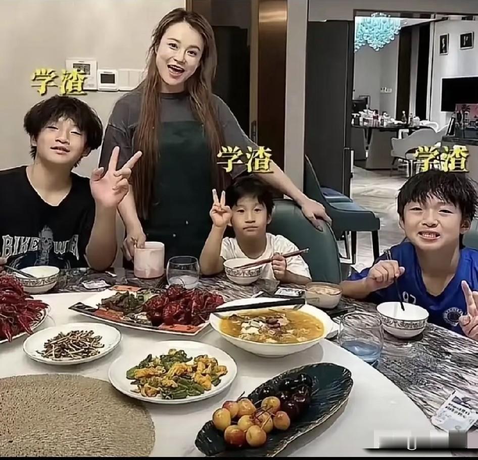 刷到冉莹颖的采访，说实话我没忍住笑了。她说自己北大硕士毕业，结果生了三个学渣