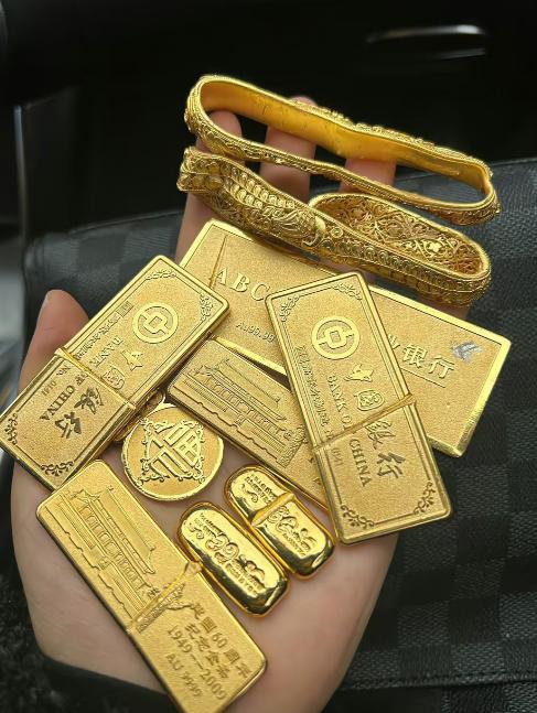 我感觉当所有人把钱换成了黄金。就会开始收割了。它就会从1600元一克慢慢降到