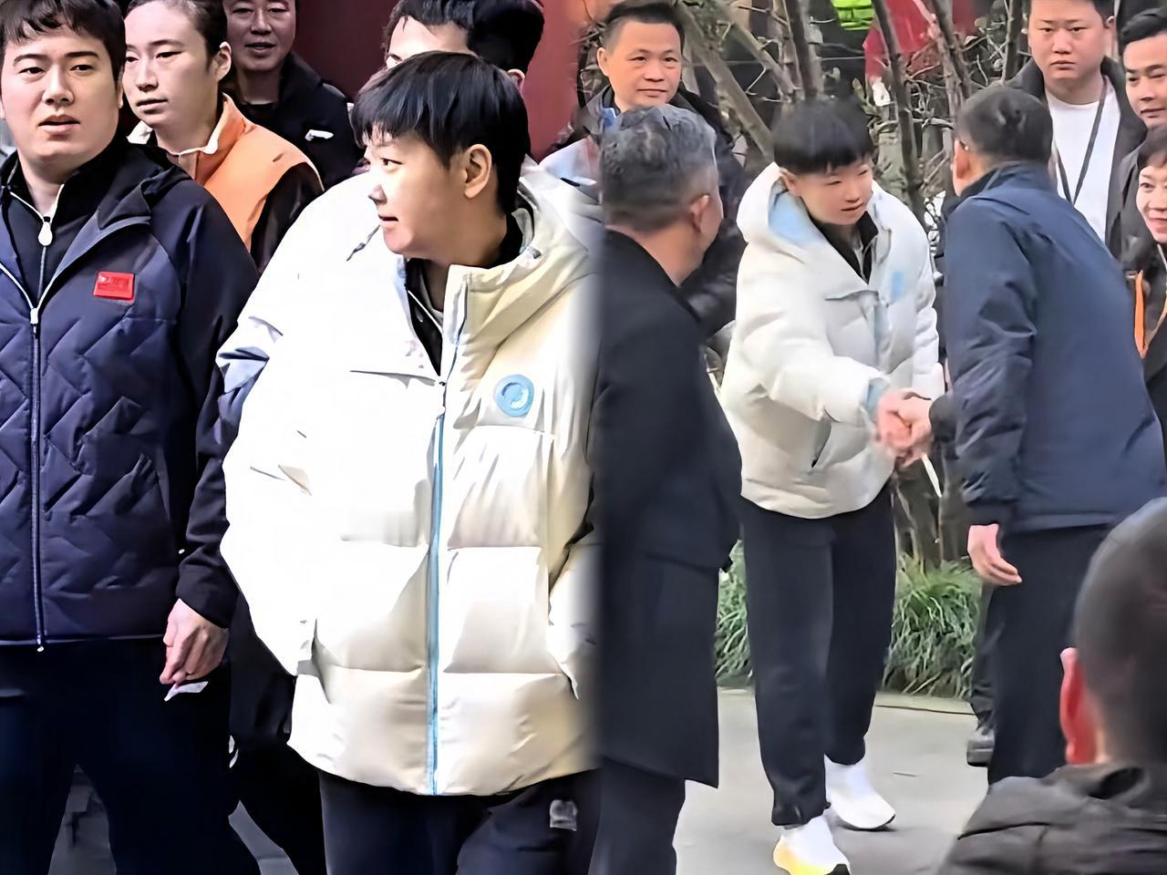 莎局驾到！这气场真是天生的！就算只穿普通李宁运动服，站在领导群里也毫不违