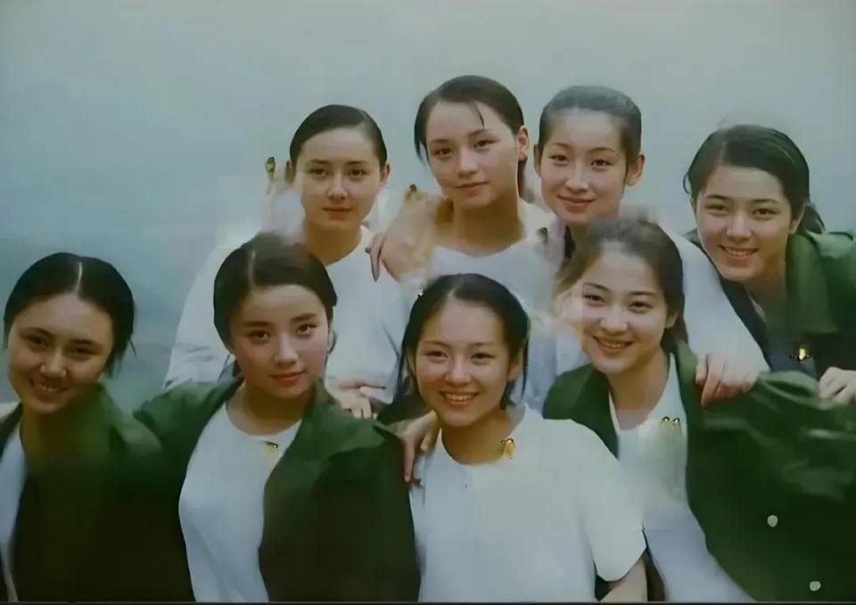 这8个女明星，都是中戏的明星班的，我能认出袁泉、章子怡、秦海璐、梅婷、曾黎，你能