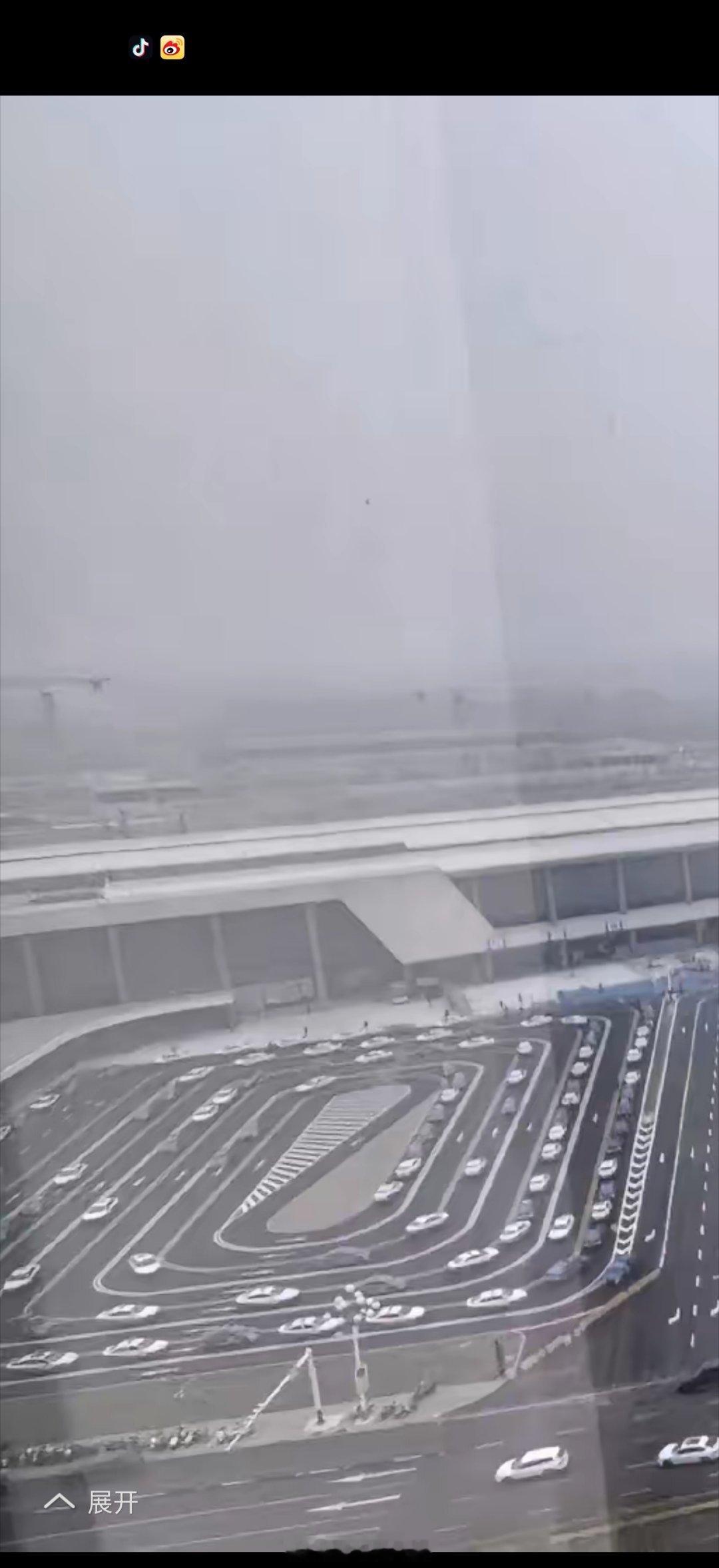 这是我看见的最魔幻的高铁站候车区，这是学迪士尼排队了啊[捂脸哭][捂脸哭][捂脸哭][