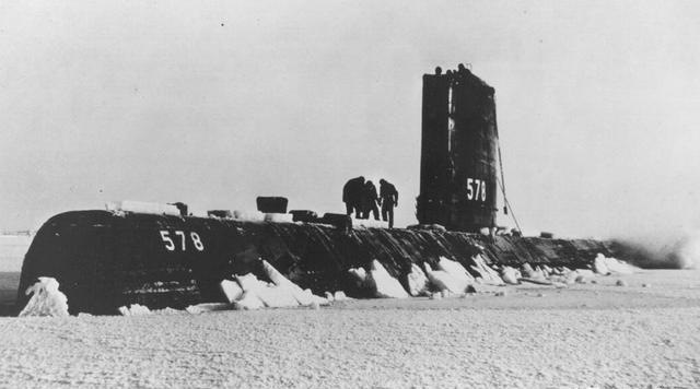 1981年8月24日，苏联符拉迪沃斯托克，拉里萨随着飞机尾翼从5200米高空坠下