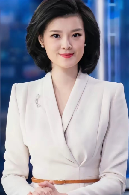 这一位双语主持人长得端庄大气，皮肤白皙，虽颜值没有董卿和周涛高，但她看起来很有气