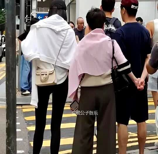 有网友偶遇何猷君一家外出，四太披着防晒小披风，与儿子快乐同行，画面温馨有爱。
