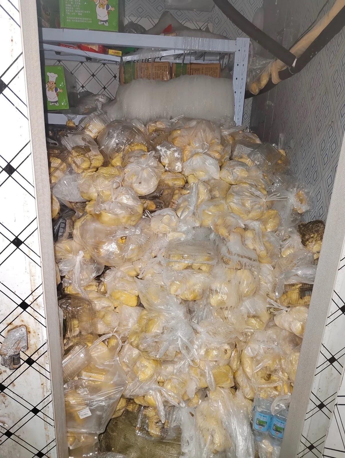 谁能想到市面上一大批榴莲肉，都是这样大批量冻起来存放。满满一冷库全部都是，看完