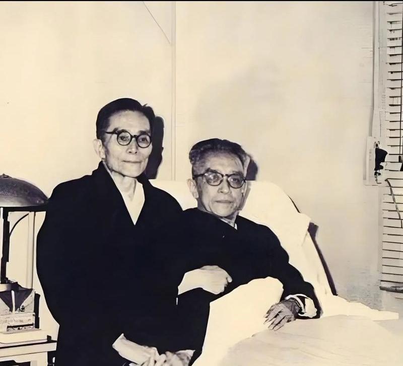 1960年民国时期的两位文化学者，曾任清华大学北京大学校长的梅贻琦胡适，在台湾