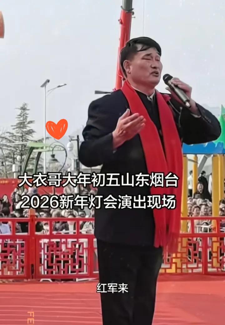 不装了！朱之文刚把女儿风风光光嫁出去，大年初五就立马登台开唱。同样三首歌，今年