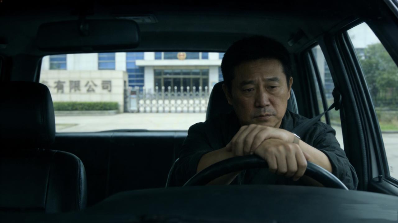 办公室的老周被裁了。他在公司干了十五年，工位从里到外搬了四次，搬一次，小一圈。