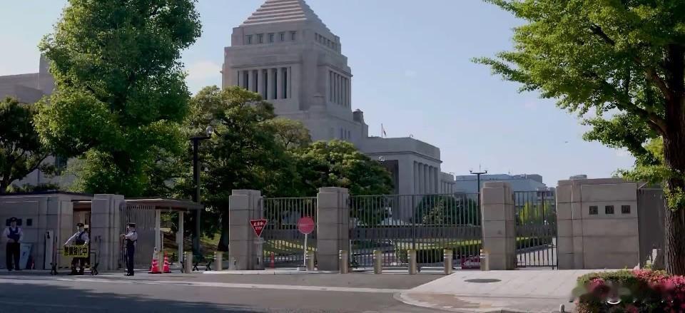 高市早苗刚把整个内阁“全辞一遍”，转头就把极右翼维新会的人拉进班子，这件事，离咱