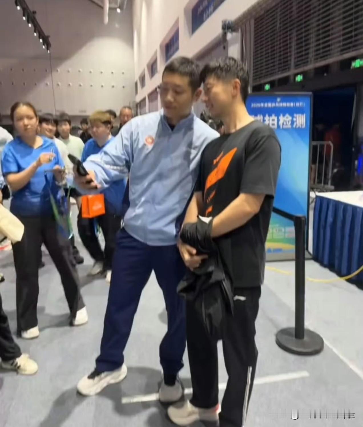龙蟒经典合照的诞生背后，是人来人往，嘈杂的后台。大家都笑话许昕总用死亡角度拍摄