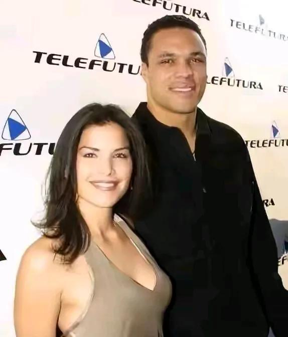 贝佐斯的准新娘桑切斯也算是情路坎坷的人了，她曾和一个前男友生有个儿子后分手，她继