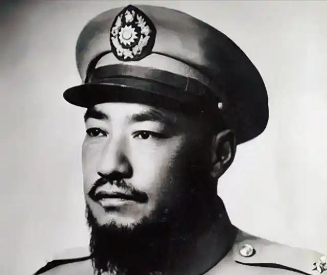 1961年，58岁的马步芳对18岁的五姨太说：“把你妈妈和两个妹妹叫来伺候我！”
