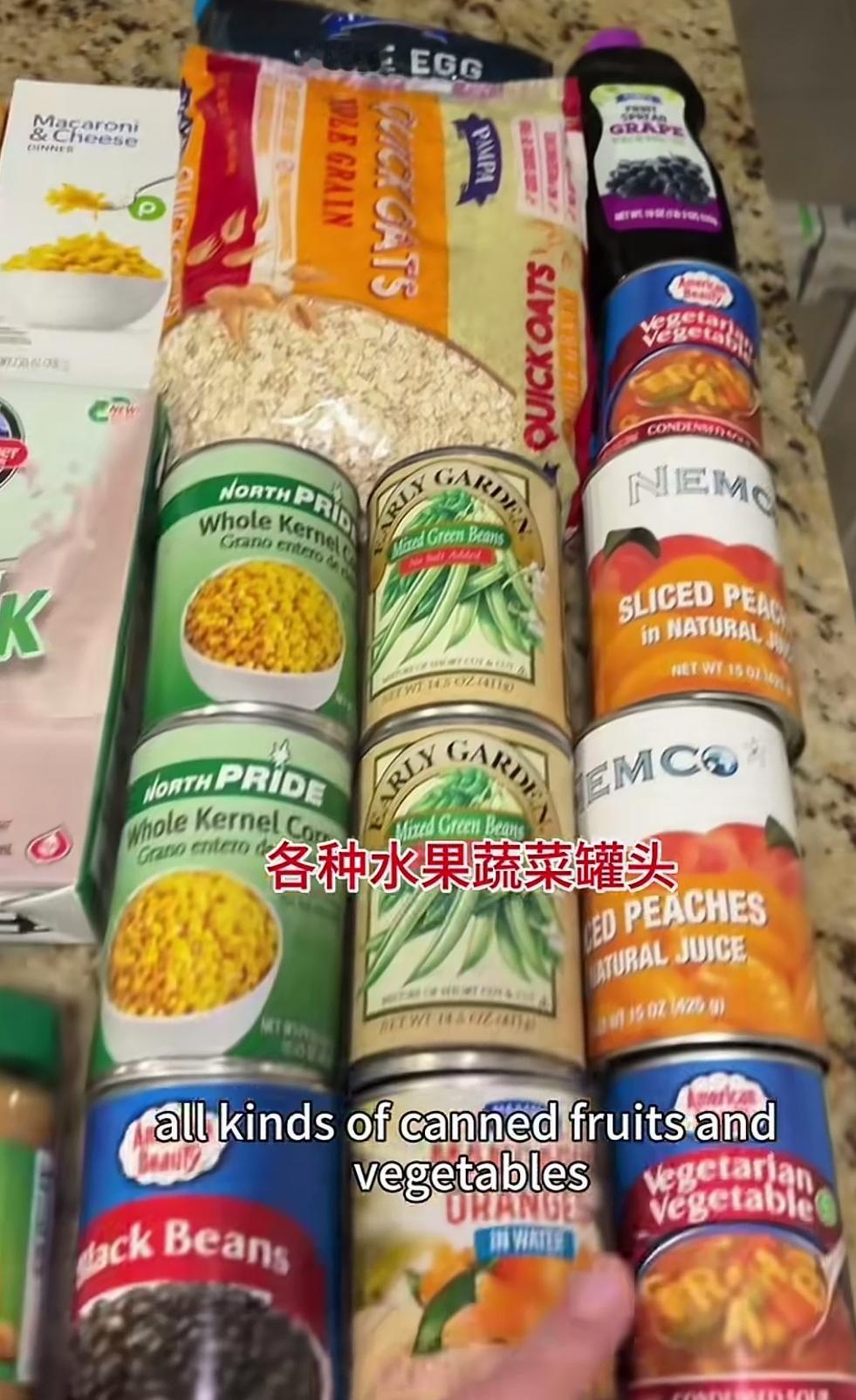 美国政府停摆后，雇员们没有工资，但可以领取免费的食品，一位女雇员开车排了一个多小