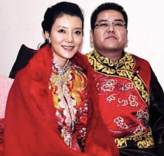 2009年，李兆会在“天上人间”花了880万，买下了全场宾客的单。由于高消费，老