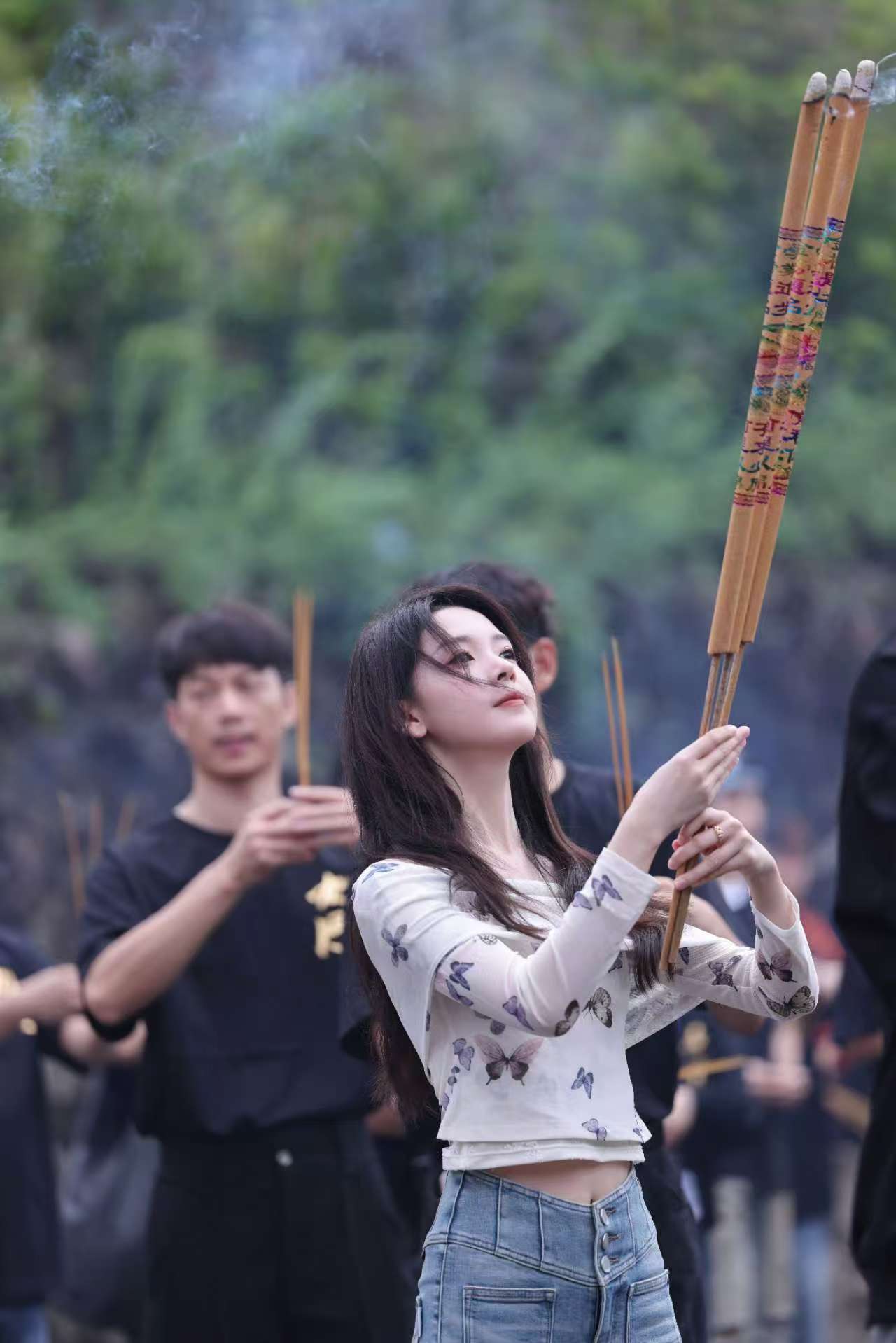 陈瑶九门开机路透来了！上香的瑶妹也太可爱了🥰霍当家能不能边拍边播​​​