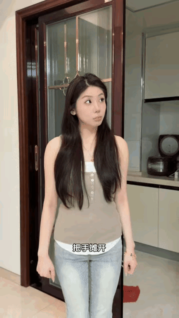 小姐姐清澈的眼神里透露着不屑一顾，恰恰是因为掉以轻心了，结果中了小伙子的套路，谁